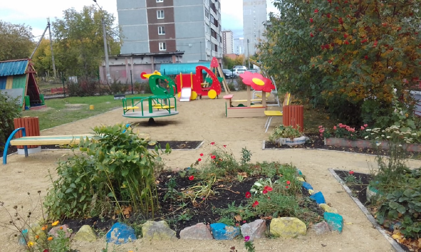 Новые детские площадки установили во дворах на ЖБИ.
