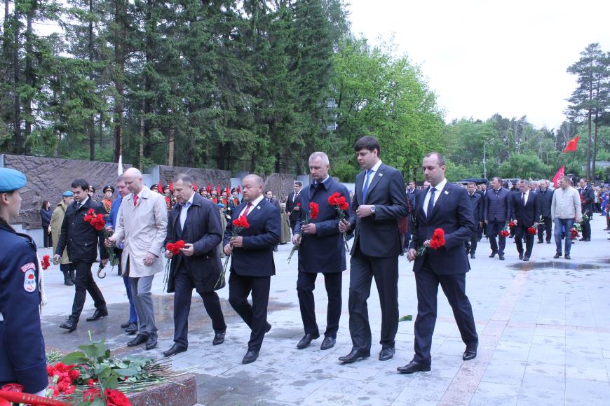 Михаил Клименко принял участие в церемонии возложения цветов к подножию Широкореченского мемориала