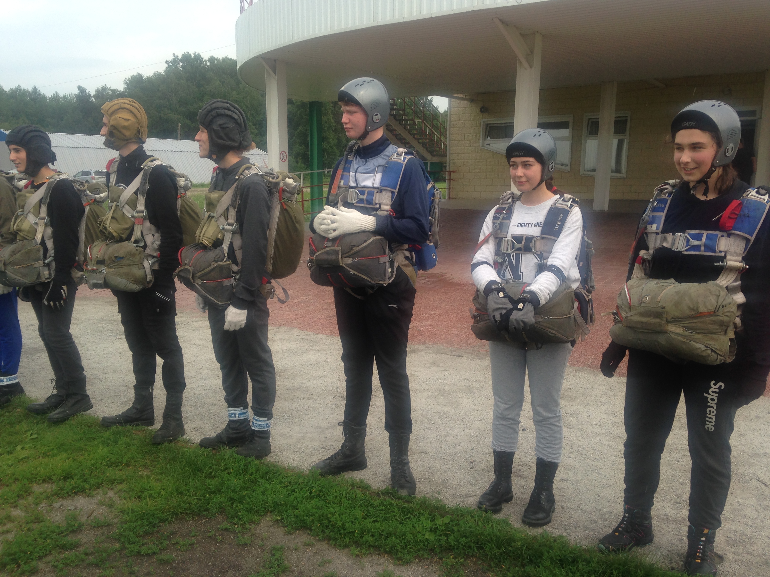 Юные парашютисты из клубов «Авангард» и «Уралец» познакомились с небом