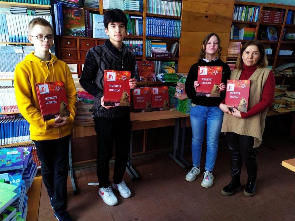 По поручению Михаила Клименко в школы города переданы книги «Маршрут Победы»