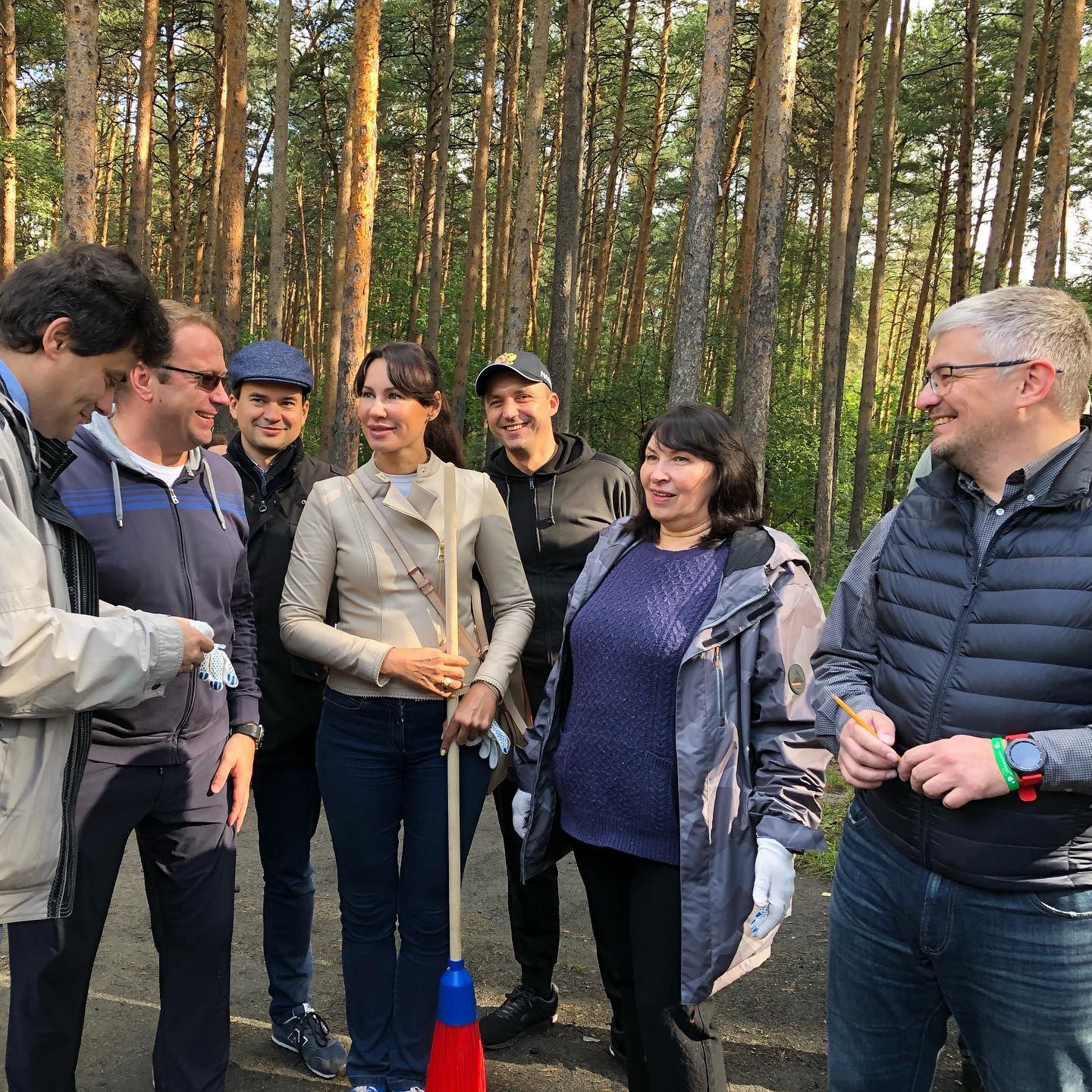 В Шарташском лесном парке около 300 человек приняли участие в  экологическом субботнике «Зеленая Россия». 
