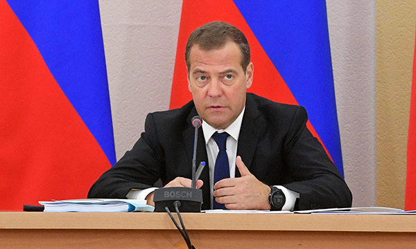 Премьер-министр РФ Дмитрий Медведев снял возрастные ограничения для программы «Земский доктор». Соответствующее постановление опубликовано на официальном портале правовой информации.